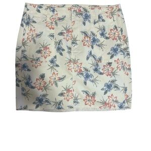 Women’s floral skirt with side pockets and back pockets in a size 12. Denim